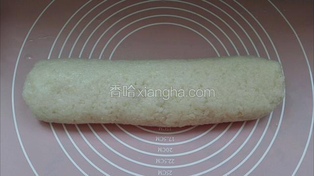 倒入抹一层凉水面板上，双手沾凉水揉成条