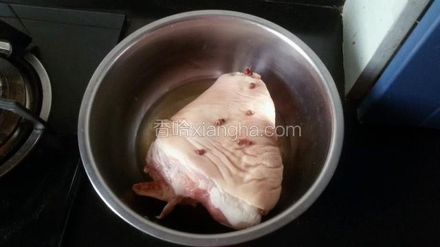 把猪肘洗干净放料酒，葱姜花椒腌1个小时。