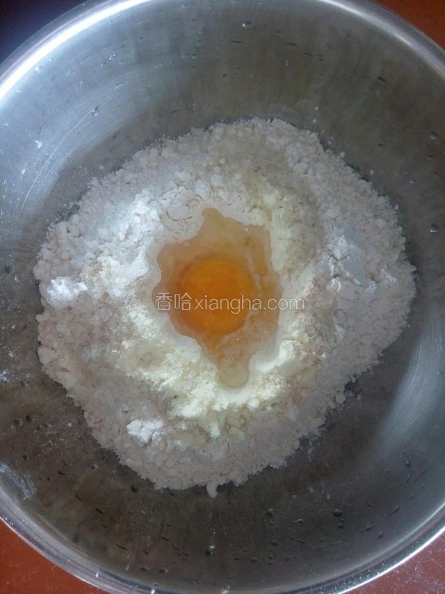 把A材料称好装盆揉成面团，(放冰箱冷藏半小时，如果时间赶可以忽略，冷藏后比较好出膜)