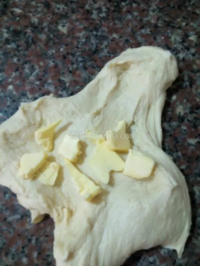 面团揉成软软的，撑开面团有一张不结实的膜就可以加黄油，继续揉…