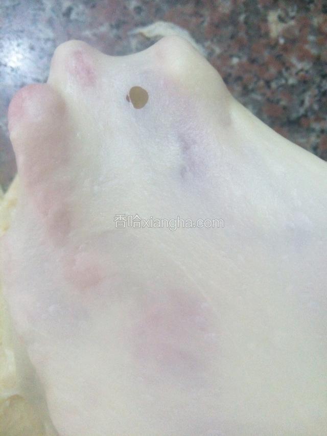 揉成面团撑开能看见一层结实薄膜，烂掉的薄膜能看到光滑的圆洞就可停止揉了!