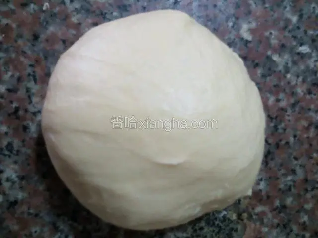 揉好面团很光滑，装盆盖保鲜膜放微波炉里发酵，1.5小时