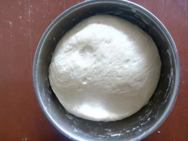 把发酵好面团拿出排气