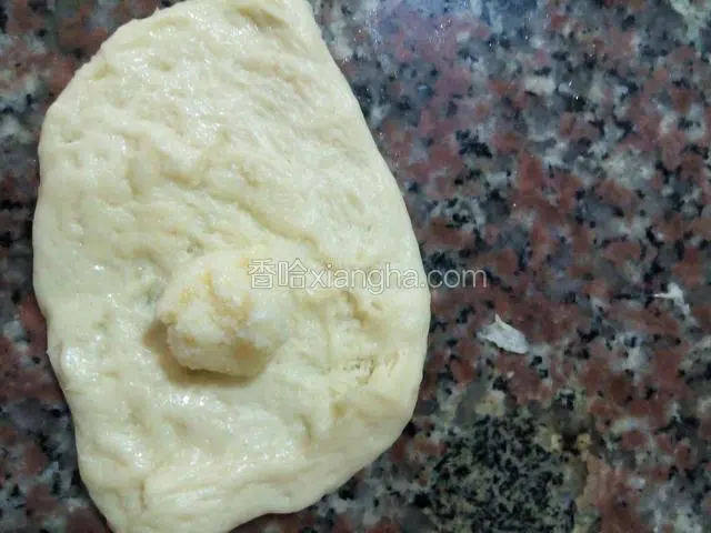 包上馅料，盖保鲜膜静制十五分钟
