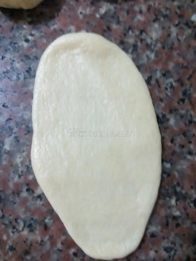 又开始排气，擀成舌状