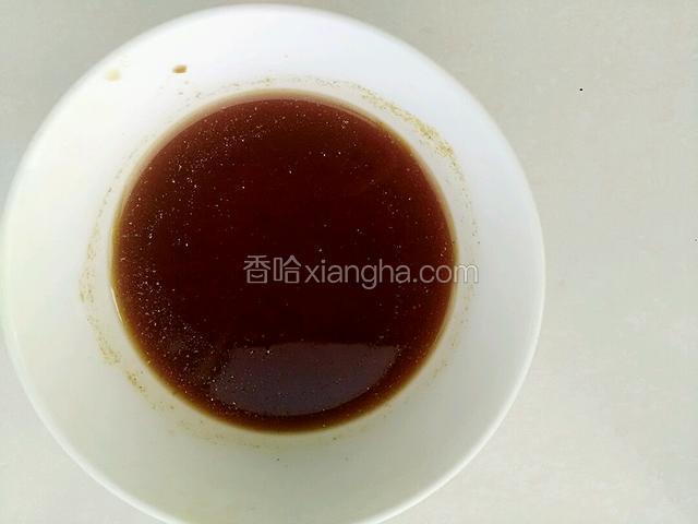 调汁，番茄酱。耗油，料酒，酱油。醋，糖，鸡精，胡椒粉搅拌均匀