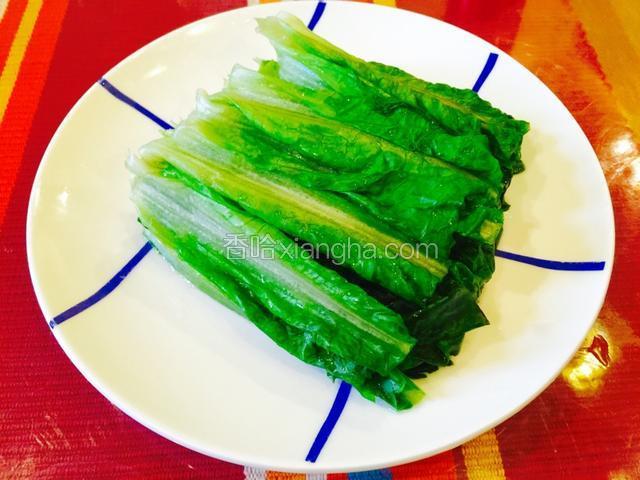 捞出沥干水分摆盘。