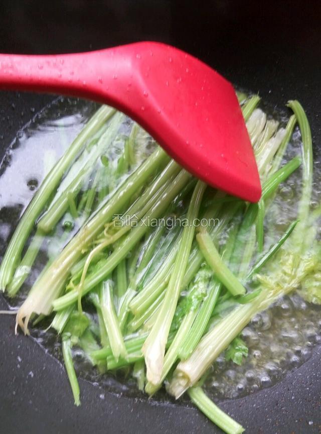 芹菜要开水烫一下，轻轻的烫，