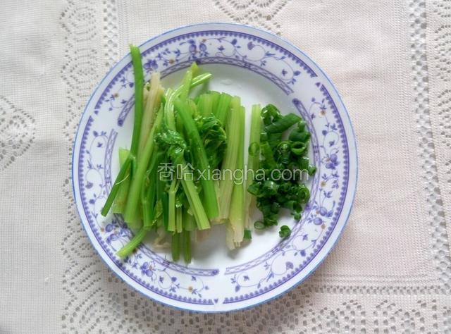 这是烫好的芹菜，葱姜，备用，