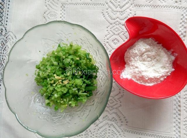 找一大碗，把芹菜切碎，面粉备好，