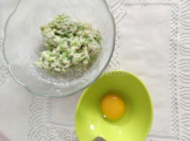 面粉倒入碗里加一个蛋白，建议还是别加鸡蛋，这样蒸好的丸子很松软，加了鸡蛋丸子有点太抱团了，我第一次做，没经验，下次不放，加水和匀可以了，