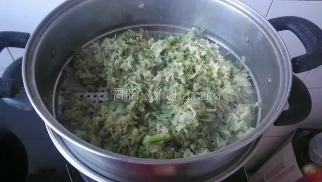 新鲜的槐花用热水焯水捞出控水