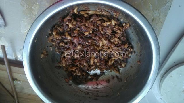 准备好猪肉馅，用辅料里面的材料提前养好肉馅