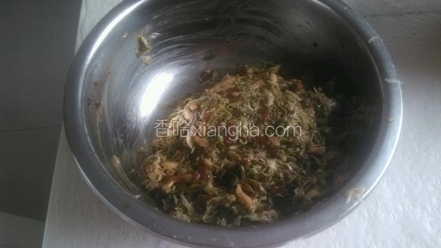 将挤干净水分的槐花放入猪肉馅盆里一个方向搅成馅料
