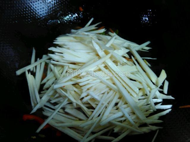 再倒入茭白炒匀