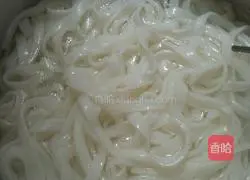 Illustration of how to make fried rice noodles 1