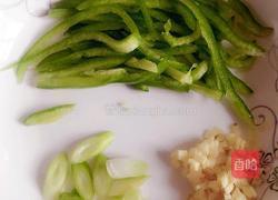 早餐尖椒肉丝卷饼的做法图解1