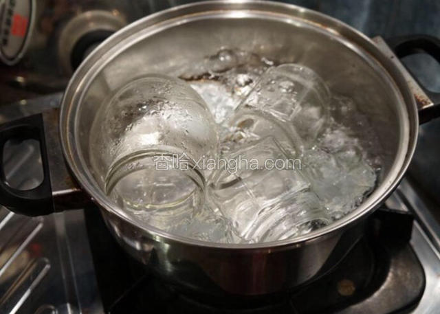 制作果酱前，应该先把容器用开水煮沸消毒，然后烘干。