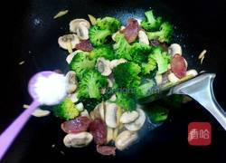 口蘑西兰花炒腊肠的做法图解8