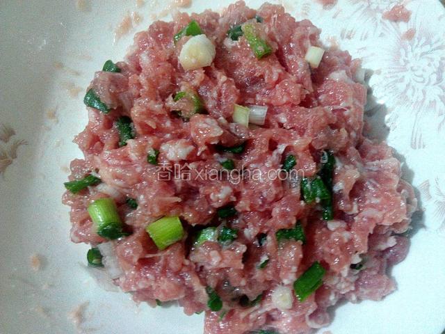 猪肉里放葱花、盐、生粉、搅拌均匀