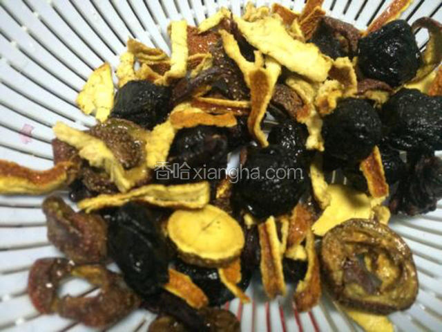 将除了桂花和冰糖外的材料放入漏筛中，用水冲洗干净