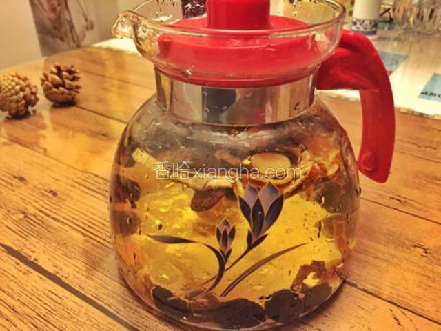 然后放入可以煎煮的玻璃或者陶瓷容器中，注入2000ml水，浸泡1小时左右