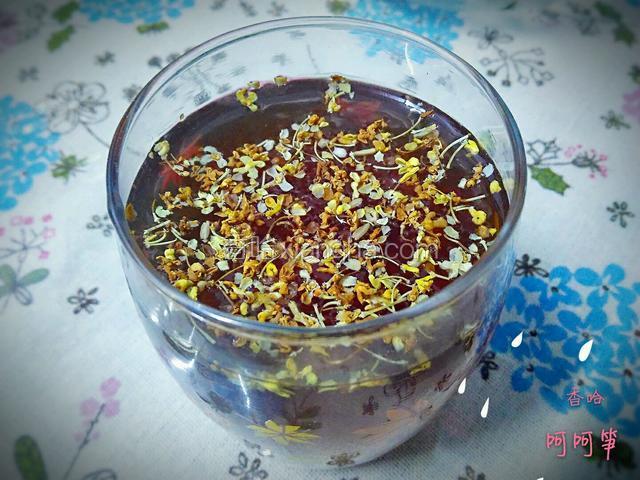 煮好的酸梅汤撒上金桂，让酸梅汤充分吸收金桂的香味。