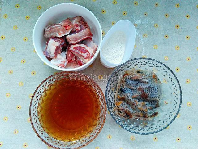 酸梅小排食材。猪小排，酸梅汤，酸梅汤料包，面粉。