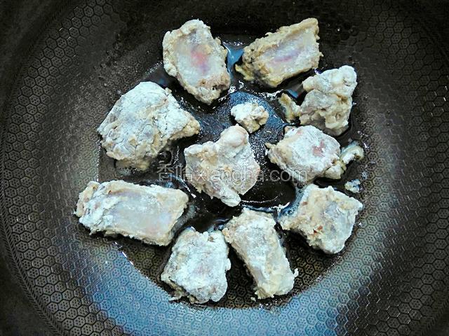 起锅，加适量食用油。油温六成热，将排骨码入锅中煎。也可以直接大火炸排骨。