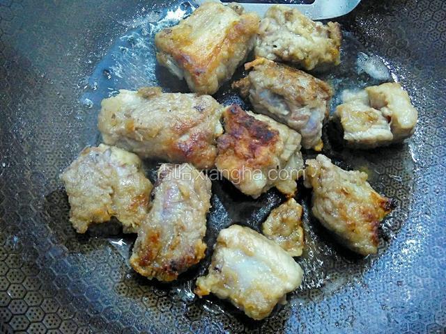 煎至排骨两面金黄即可。