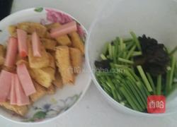 油豆腐炒蒜苔的做法图解1