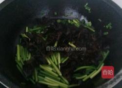 油豆腐炒蒜苔的做法图解2