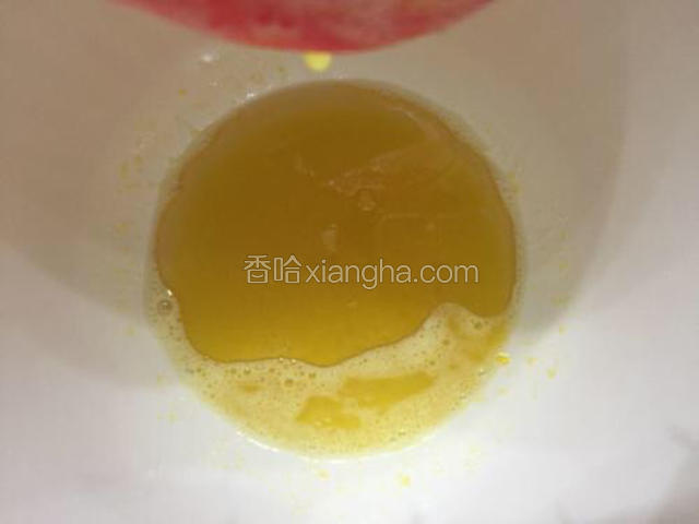 接着加入植物油，充分搅拌均匀，使鸡蛋液略微发白。