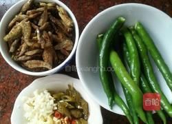 小鱼仔炒辣椒的做法图解1