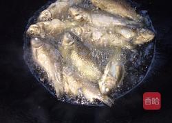 油炸香酥野鲫鱼的做法图解4