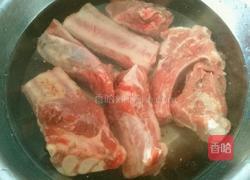 莲藕玉米排骨汤的做法图解2