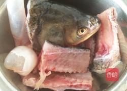 鱼头鱼骨豆腐汤的做法图解1