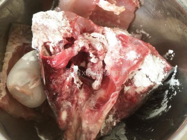 鱼头劈开成两半，鱼骨斩段，适量料酒腌制片刻，鱼头鱼骨沾少许玉米淀粉；