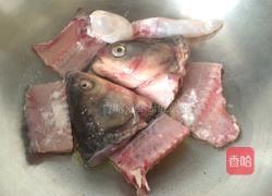鱼头鱼骨豆腐汤的做法图解3