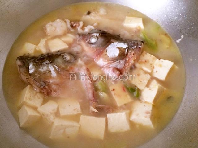 炖煮至汤汁浓稠，调入盐，出锅前再撒一些白胡椒粉，滴几滴柠檬醋；