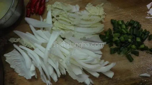 将大白菜，芹菜，胡萝卜，干辣椒切细，切葱花备用