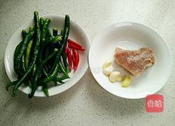 尖椒炒肉的做法图解1