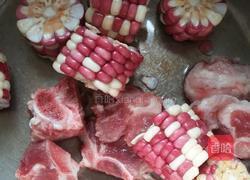 玉米排骨汤的做法图解1