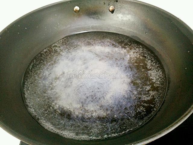 锅里水烧开，放入粉丝煮熟。