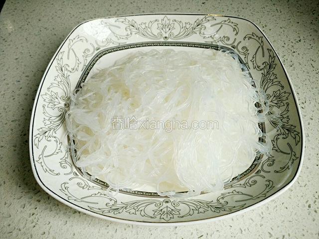 捞出过凉水，再控干水份。
