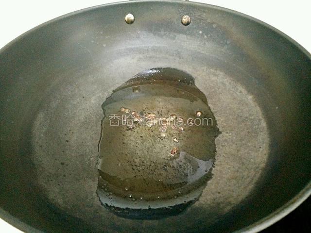 锅里放少许油烧热，加入花椒炸一下、再捞出。
