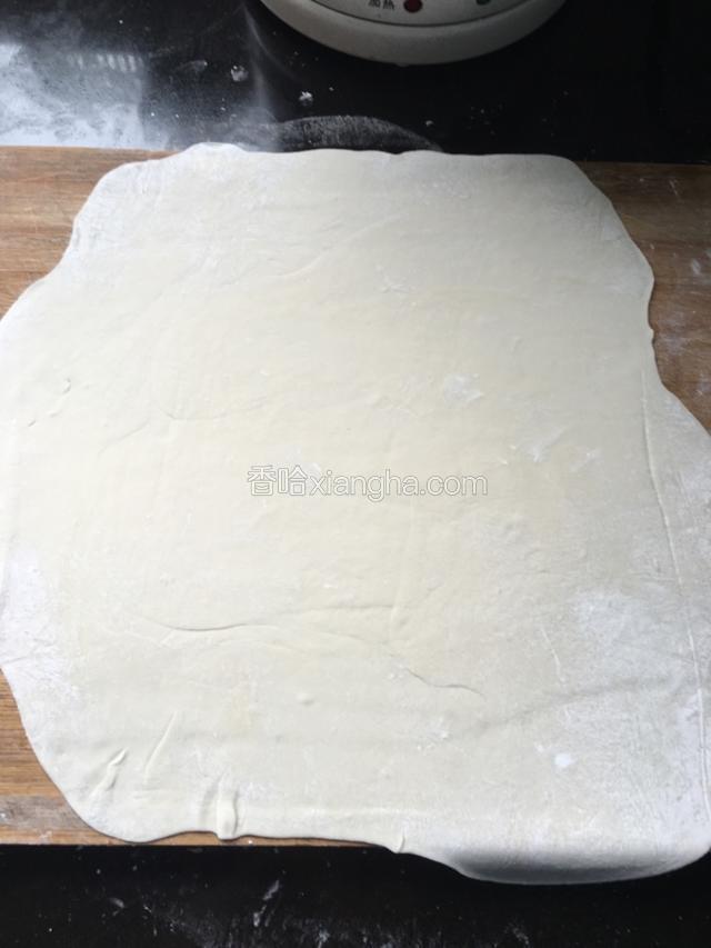 面粉，揉好后醒20分钟。用擀面杖，差不多一个正方形，形状我弄的不好看第一次。