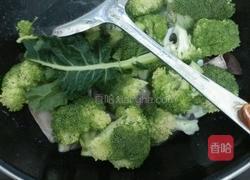 西兰花杂炒鱿鱼的做法图解4