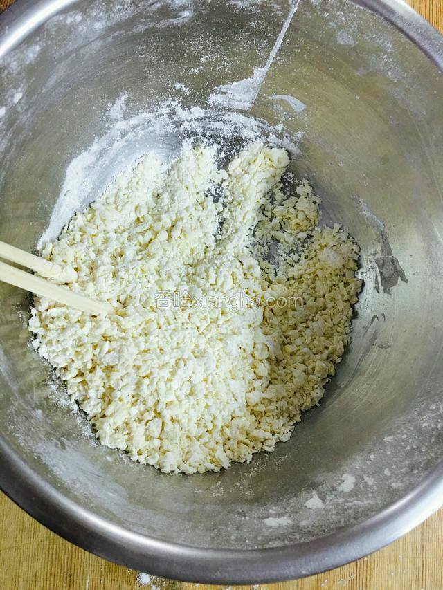 和疙瘩，咱们今天的疙瘩不用水和、说到这里大家可能会有疑问、疙瘩不用水和用什么呐？好了我也不卖关子、我们今天的疙瘩用鸡蛋和，保证你的疙瘩大小一样，首先我们把面粉加入到一个盆里、以面粉的多少来加鸡蛋一般的三口人吃一个鸡蛋就够，鸡蛋直接加入面粉里用筷子搅动，不一会疙瘩就好了，是不是很方便呐？这就是我今天说的妙招