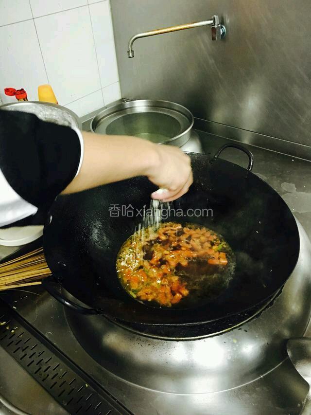 然后加酱油戗锅出香味后加水烧开、接着将疙瘩均匀的撒进锅内开锅后加盐味，将菠菜下锅搅和几下